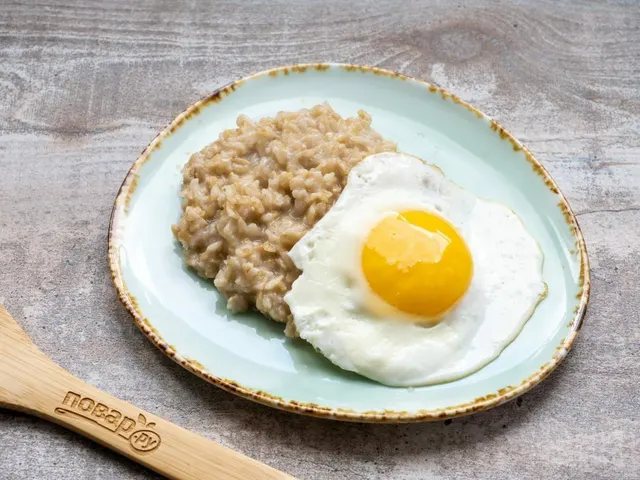 Овсяная каша с солью, сыром и глазуньей